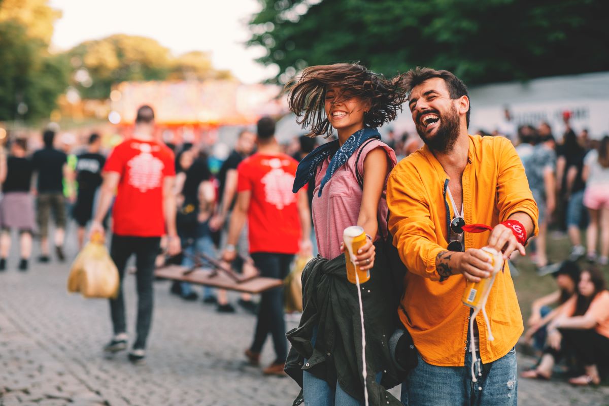 Straßenfest organisieren: Genehmigungen & Versicherung